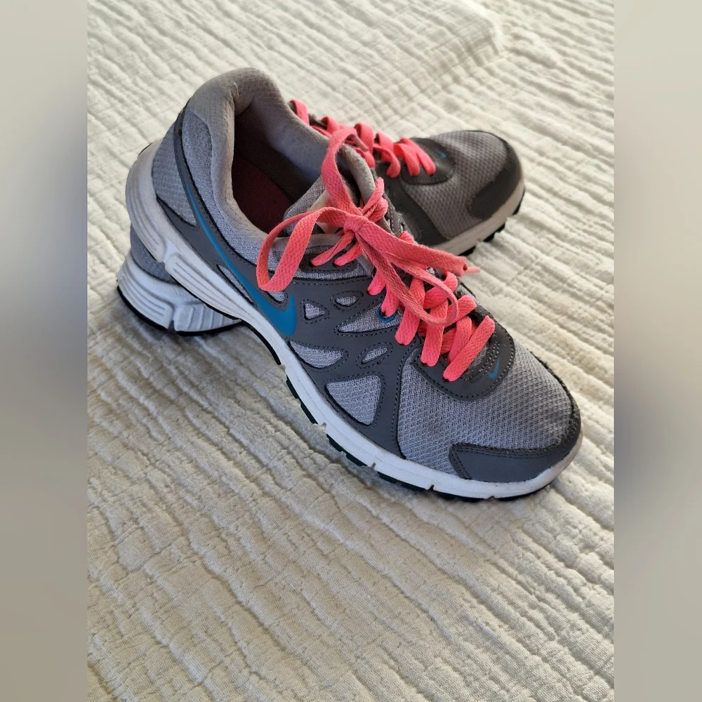 Nike Women's Athletic Shoes in Gray and Pink